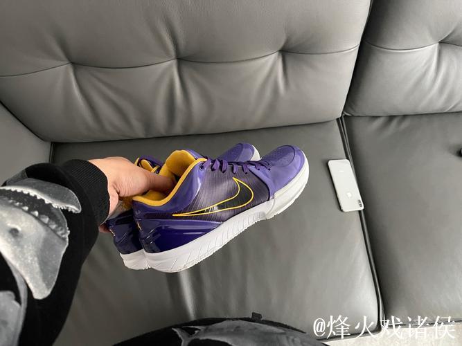 库里穿科比4代球鞋诠释曼巴精神